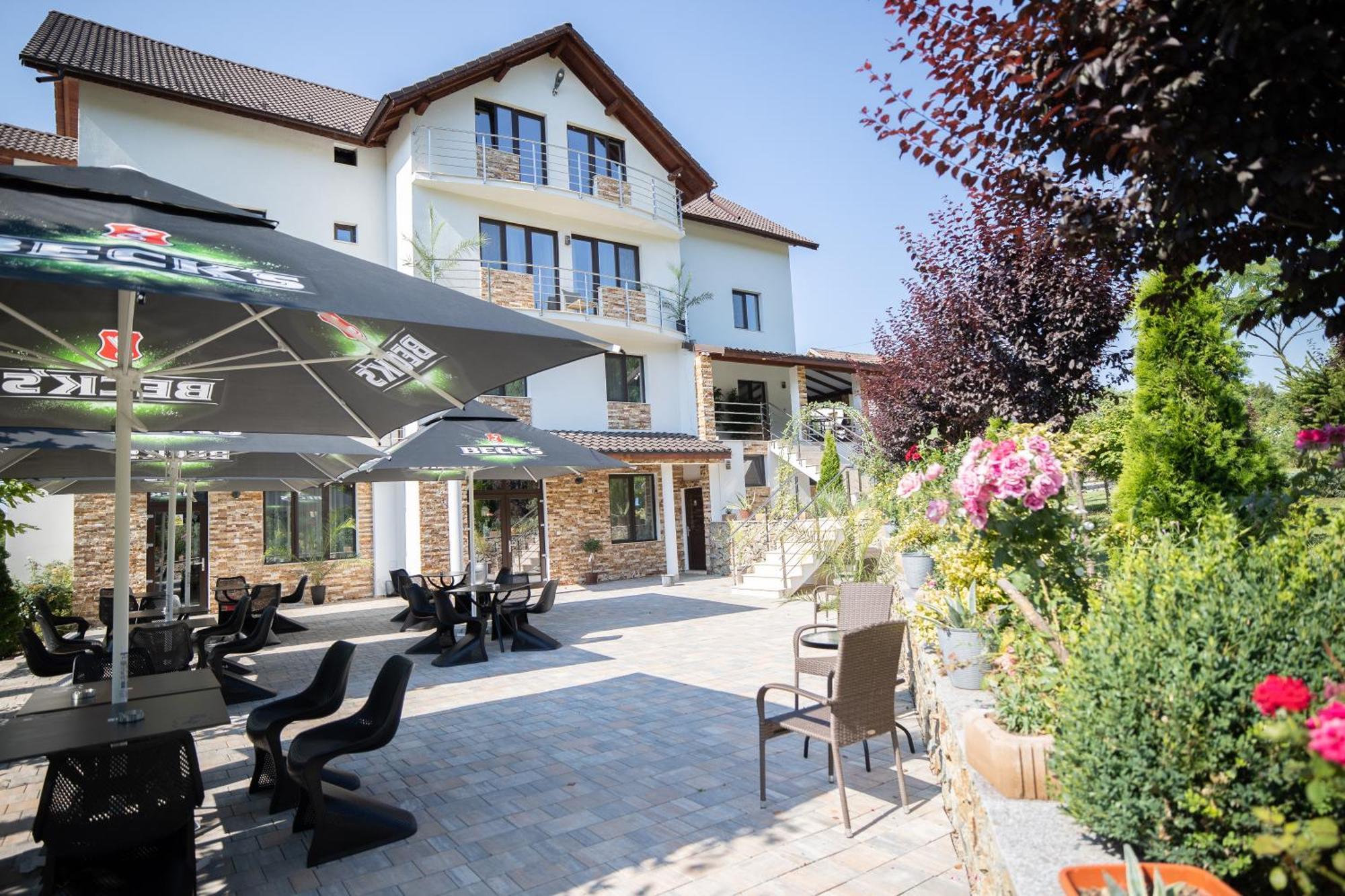 Hotel Rem Garden Novaci-Străini Exterior foto