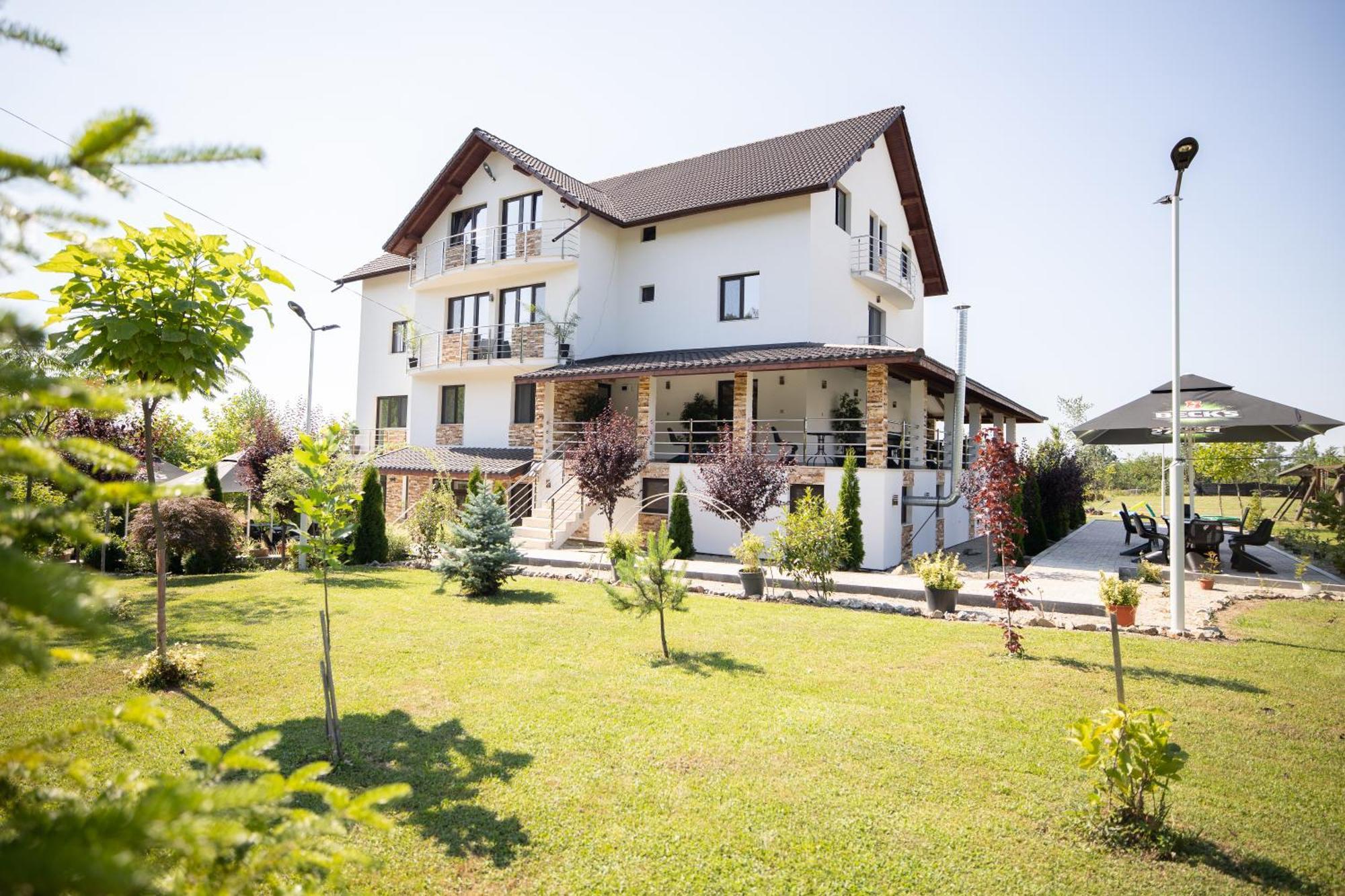 Hotel Rem Garden Novaci-Străini Exterior foto